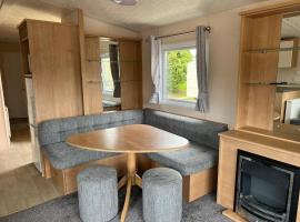 Lovely Caravan At Lower Hyde Holiday Park, Isle Of Wight Ref 24001g, Hotel in Shanklin