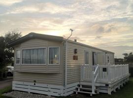 Warsash에 위치한 주차 가능한 호텔 Lovely Caravan With Decking At Solent Breeze In Hampshire Ref 38195sb