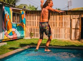 Green Belly Surf Hostel，El Paredón Buena Vista的飯店