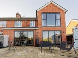 Cheerful Family Friendly Cottage Patio with BBQ