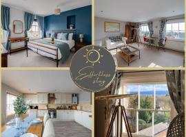 Leeward House - Luxury, Spacious, Sea View Apartment, Parking, Central Lymington, gististaður í Lymington