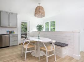 Cottontail Cottage Pet-friendly, Fire Pit & 10 Min. to Downtown AVL!, hotell sihtkohas Asheville