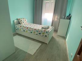 Cozy bedroom in shared apartment, hotel din Amadora