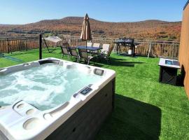 Modern Mountain House In Catskill Mountains NY with Hot Tub on the Roof, cottage in Denver