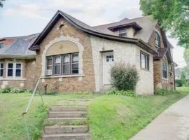 Modern Elegance: Pet-Friendly + 5 Min to Downtown