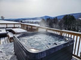 COZY COTTAGE WITH MOUNTAIN VIEW AT LAKEFRONT LOT, khách sạn có chỗ đậu xe ở Stamford