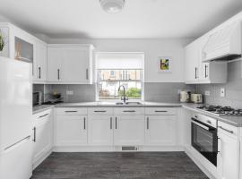 Luxurious 3 Bed House with Free Parking, Sky TV, Movies & Netflix, hotel in Braintree