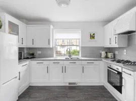 Luxurious 3 Bed House with Free Parking, Sky TV, Movies & Netflix