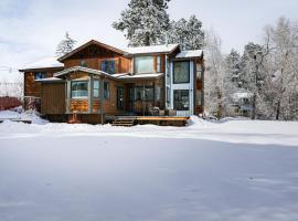 Riverfront Bayfield Home with Gas Grill and Hot Tub, atostogų namelis mieste Vallecito