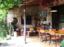 private room with own bathroom at Podere Noceto, hotel v destinaci Grotti
