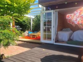 Delightful 1 bedroom tiny house, with retro Poptop, hotel sa Westport