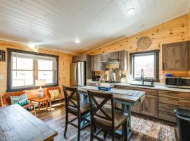 Mountain Getaway with Views Less Than 1 Mi to Yellowstone, hotell i Gardiner