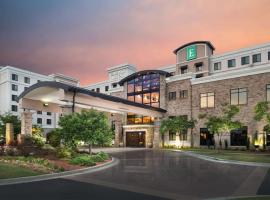 Embassy Suites by Hilton Fayetteville Fort Bragg: Fayetteville şehrinde bir otel