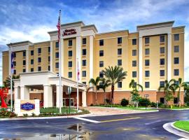 Hampton Inn and Suites Coconut Creek, hotelli kohteessa West Dixie Bend lähellä maamerkkiä Festival-kirpputori