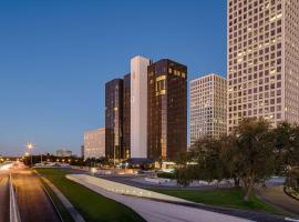 Viesnīca DoubleTree by Hilton Hotel Houston Greenway Plaza Hjūstonā, netālu no apskates objekta megabaznīca Lakewood Church Central Campus