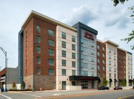 Hampton Inn & Suites Greensboro Downtown, Nc, hotel a prop de Escola d'Infermeria de la Universitat de Carolina del Nord a Greensboro, a Greensboro