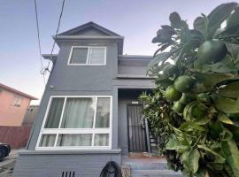 Charming Victorian Vacation Rental - Walking Distance BART, hotel em Oakland