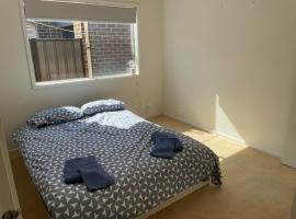 Comfortable newly furnished Queen Bedroom, homestay in Point Cook