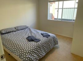 Comfy Newly Furnished Queen bedroom, homestay in Point Cook