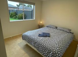 Garden View - Newly furnished Queen bedroom, hotel v destinaci Point Cook