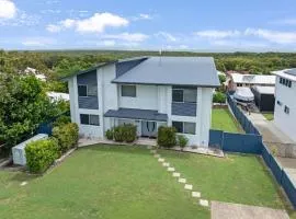 Blacklaw's Retreat - Rainbow Beach Views. Spacious. Fenced Yard.