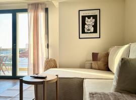 Uddo Apartment, hotel em Comotini
