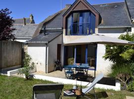 Charmante Maison au Cœur d’un Village Paludier, Proche Guérande et Plages, Terrasse et Wifi - FR-1-306-1227, hotel in Guérande