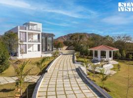 StayVista's Avadh Vatika - Mountain-View Villa with Outdoor Pool, Lawn featuring a Gazebo & Bar, kisállatbarát szállás Dzsaipurban