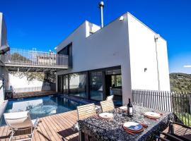 Catalunya Casas Modern Hilltop Haven with private pool 7km to beach, place to stay in Castellet