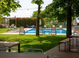 Ca L'Estamenya, hotel amb piscina a Perafita