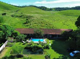 Sítio com piscina e lago para pescaria, hótel í Itaboraí