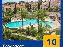 Luxury Apartment with Communal Pool and Terrace, golfový hotel v destinaci Quarteira