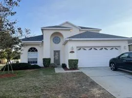 Dream villa with pool and jacuzzi in Windsor Palms, a top rated, man gated resort 5 minutes from Disney