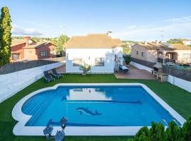 Casa con piscina y jardín en Castell de Montornès, hotel en La Pobla de Montornès