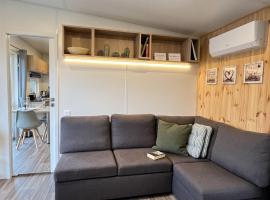 Holiday Home Tiny Haus mit schönem Seeblick by Interhome โรงแรมในWemding