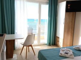 Navarino Luxe Suites with Sea View, serviced apartment in Perea