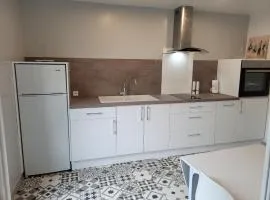 Gîte Confortable près du Mans avec Piscine, Parc de Jeux et Vélo - FR-1-410-364