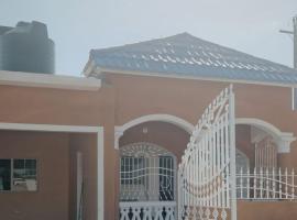 Your Serenity by M n C Rentals, ξενοδοχείο σε Portmore