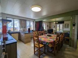 Gîte spacieux en ancienne ferme rénovée, idéal pour familles et amis – proche randos et sites touristiques - FR-1-589-6