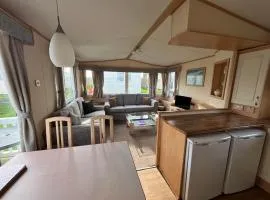 Bittern 8, Scratby - California Cliffs, Parkdean, sleeps 8, free Wi-Fi, bed linen and towels included, pet friendly - 2 minutes from the beach!