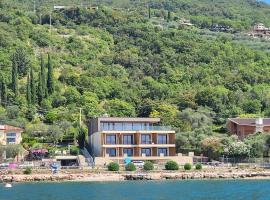 Attilio High Living Suites - Adults Only – hotel w mieście Torri del Benaco