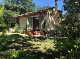 Petit mas provencal meublé de tourisme 3 étoiles - 3 pers 1 piece 30 m2 tout confort lisière foret jardin Jacuzzi Piscine, overnattingssted i Saint-Paul-en-Forêt