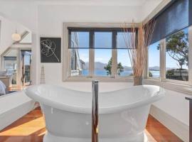 Casa Con Vista Luxury Waterfront Home, Sleeps 10, Luxushotel in Hobart