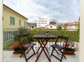 Vacation Villa with 3 separate apartments and private parking, hotel a Marina di Pietrasanta