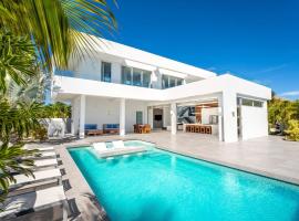 Oceanside 3 Bedroom Luxury Villa with Private Pool, 500ft from Long Bay Beach -V5, feriebolig ved stranden i Providenciales