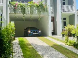 OESIS - Stylish Villa Steps from Historic Galle Fort
