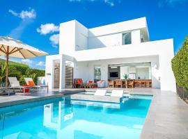 Oceanside 2 Bedroom Luxury Villa with Private Pool, 500ft from Long Bay Beach -V3, orlofshús/-íbúð í Providenciales