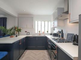 Perfect for Contractors with on site parking, holiday home in Brettell Lane