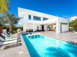 Oceanside 3 Bedroom Luxury Villa with Private Pool, 500ft from Long Bay Beach -V2, allotjament a la platja a Providenciales