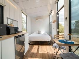 Sunset Chalet at Euroa Glamping, hotel u gradu Juroa